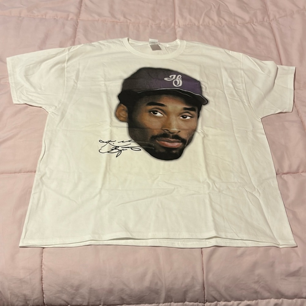 NWOT Hanes Authentic Kobe Bryant signed tee t-shirt